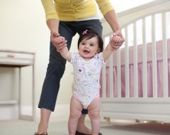 Як навчити дитину ходити