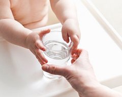 Як привчити дитину пити воду