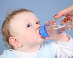 Скільки води має пити дитина