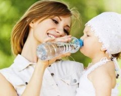 Дітей треба привчати пити воду
