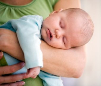 Як відучити дитину спати на руках?