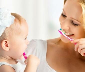 Як чистити зуби дітям: коли починати, які засоби використовувати