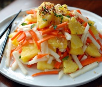 Салат з ананасом і морквою