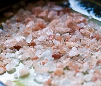 Гімалайська сіль: користь і шкода модного харчового продукту
