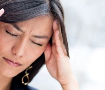 Чому сильно і часто болить голова в області очей?