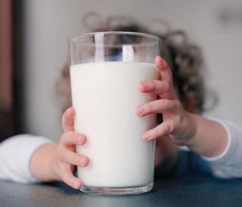 Молоко на ніч: користь поживного продукту