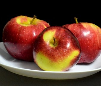 Як впливають вітаміни в яблуці на здоров'я дорослих і дітей