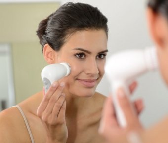 6 кращих моделей щіток для очищення обличчя за відгуками жінок – яку обираєте ви?