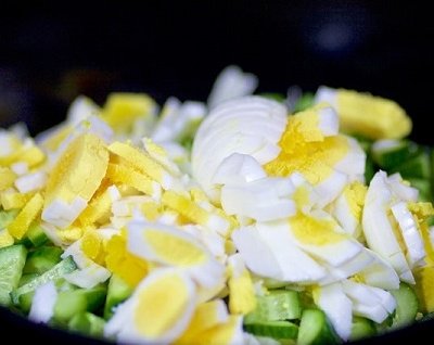 Салат з відварною куркою, яйцем і овочами