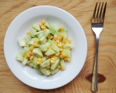 Салат з авокадо і кукурудзою