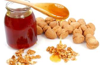 Що відомо про користь меду з горіхами