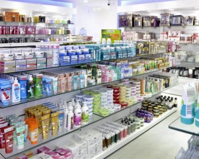 Де краще купувати косметику: в аптеці або магазині?