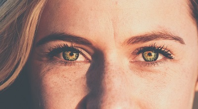 На боротьбу зі зморшками: кращі антіейдж засоби для шкіри навколо очей