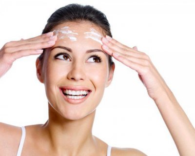 Причини лущення шкіри на обличчі (і як вирішити проблему)