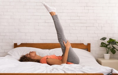 13 вправ, які можна робити, не встаючи з ліжка