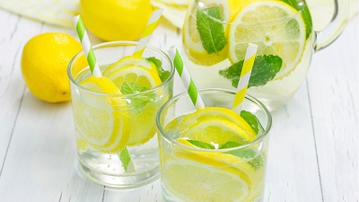 Лимонна вода: 12 причин почати пити її вранці (і цілих 8 рецептів)