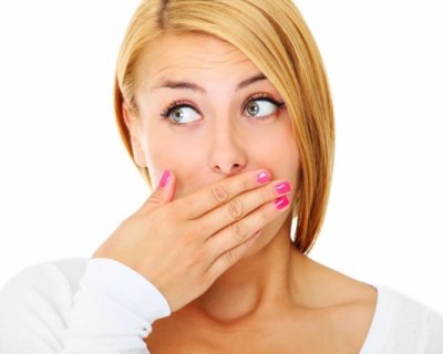Ополіскувачі та жуйки не допоможуть: неприємний запах з рота